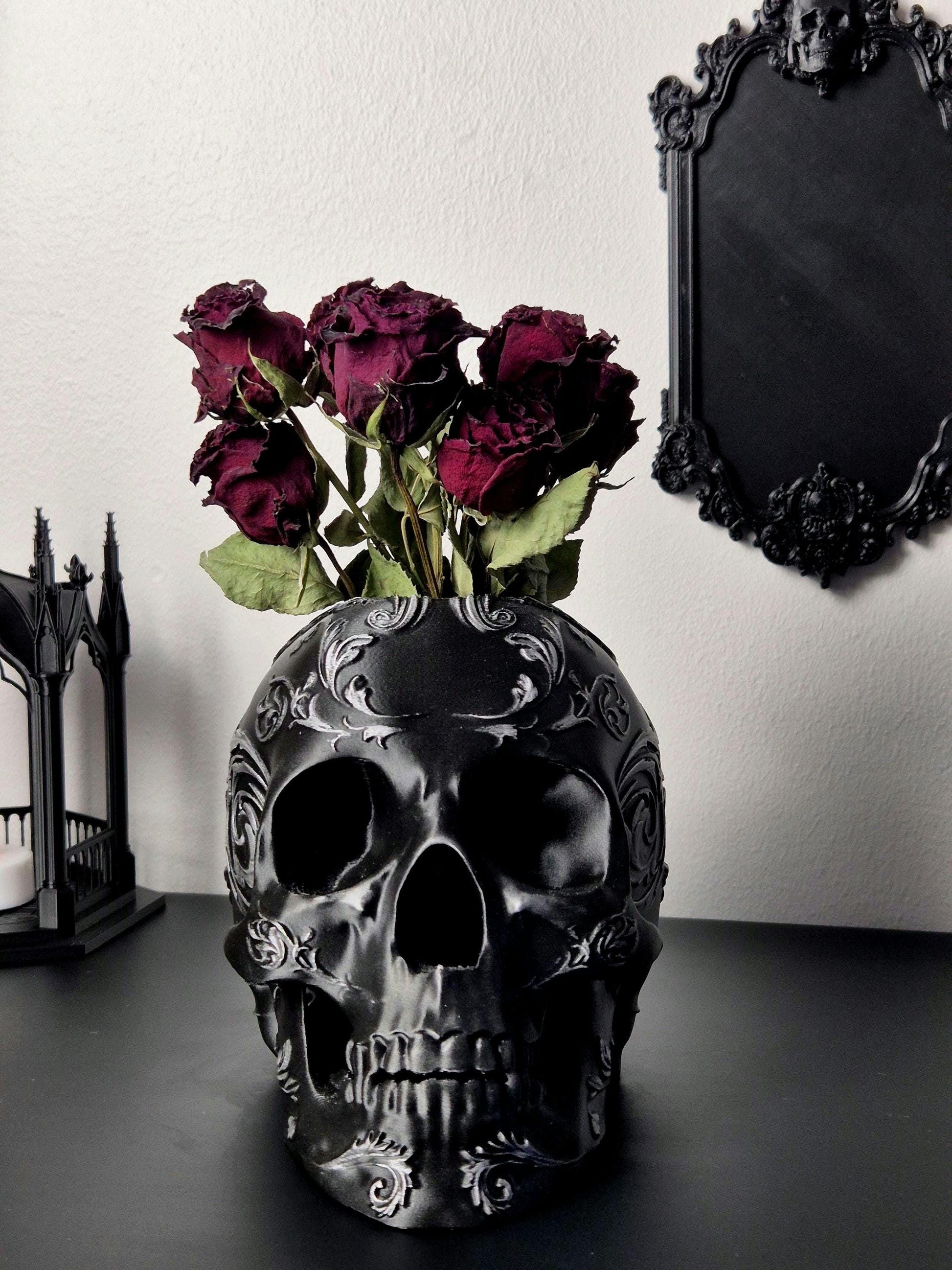 Gothic Victorian Vase "Immortelle"
