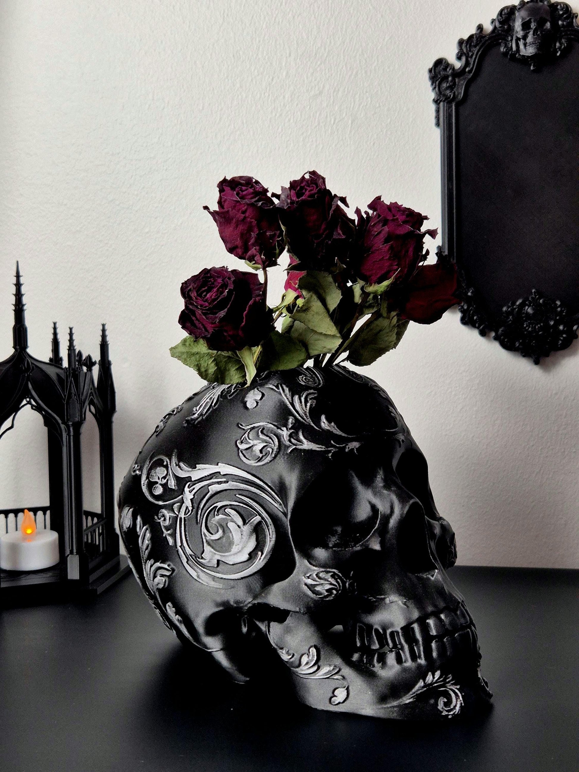 Gothic Victorian Vase "Immortelle"