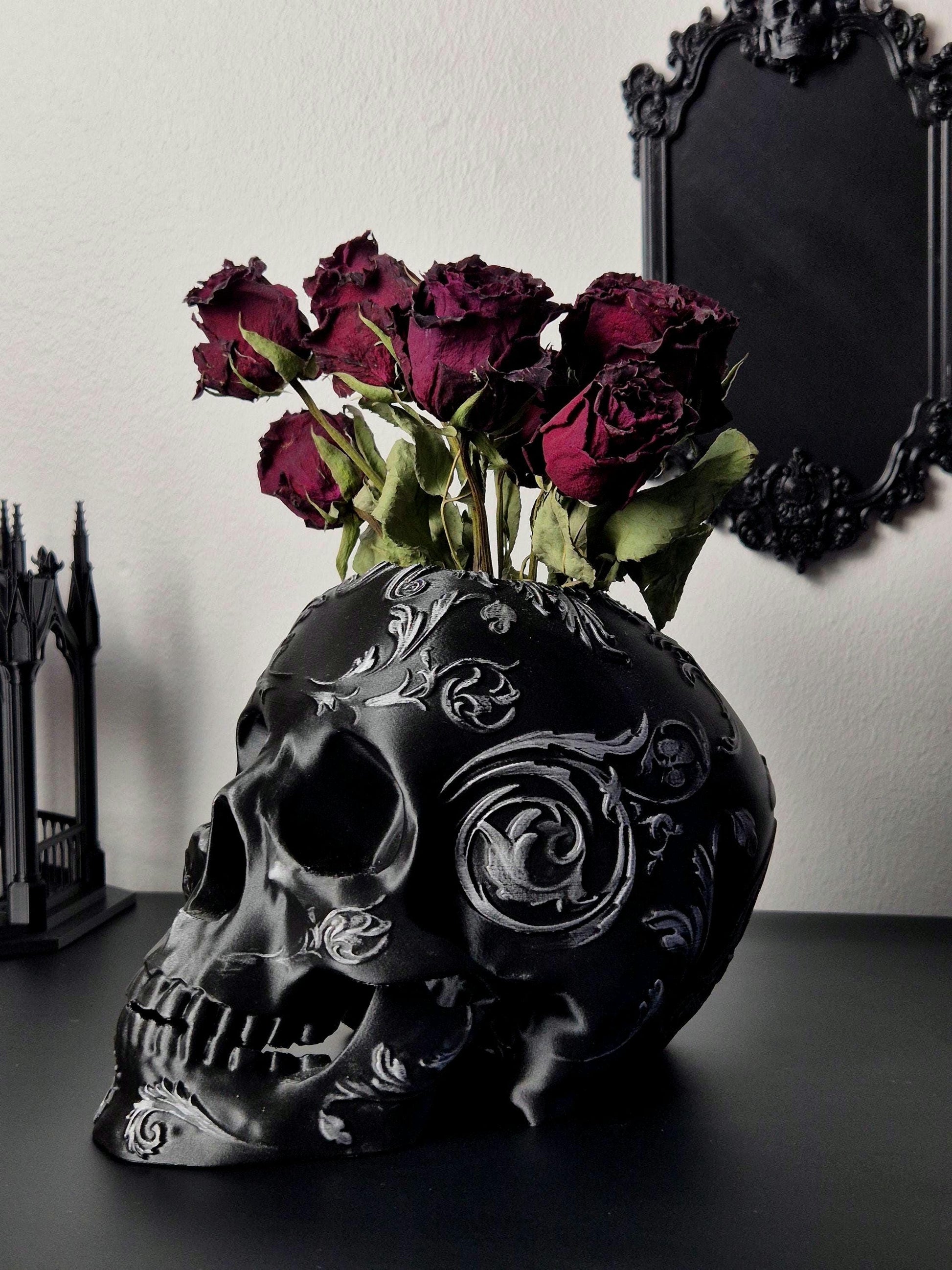Gothic Victorian Vase "Immortelle"