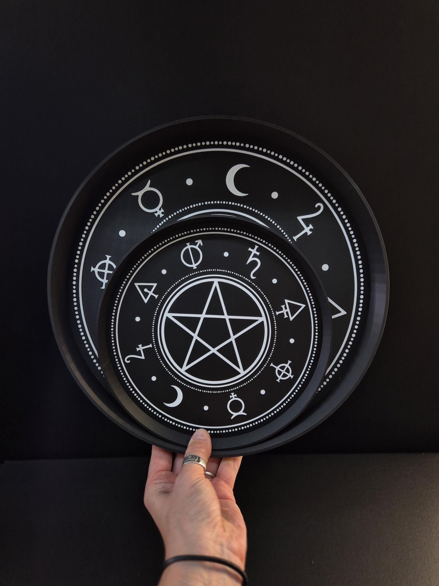 Gothic Pentagram Tray with Occult Symbols – 3D Printed Witchcraft Altar Organiser, Black Round Tray, Dark Home Decor, Wiccan Gift