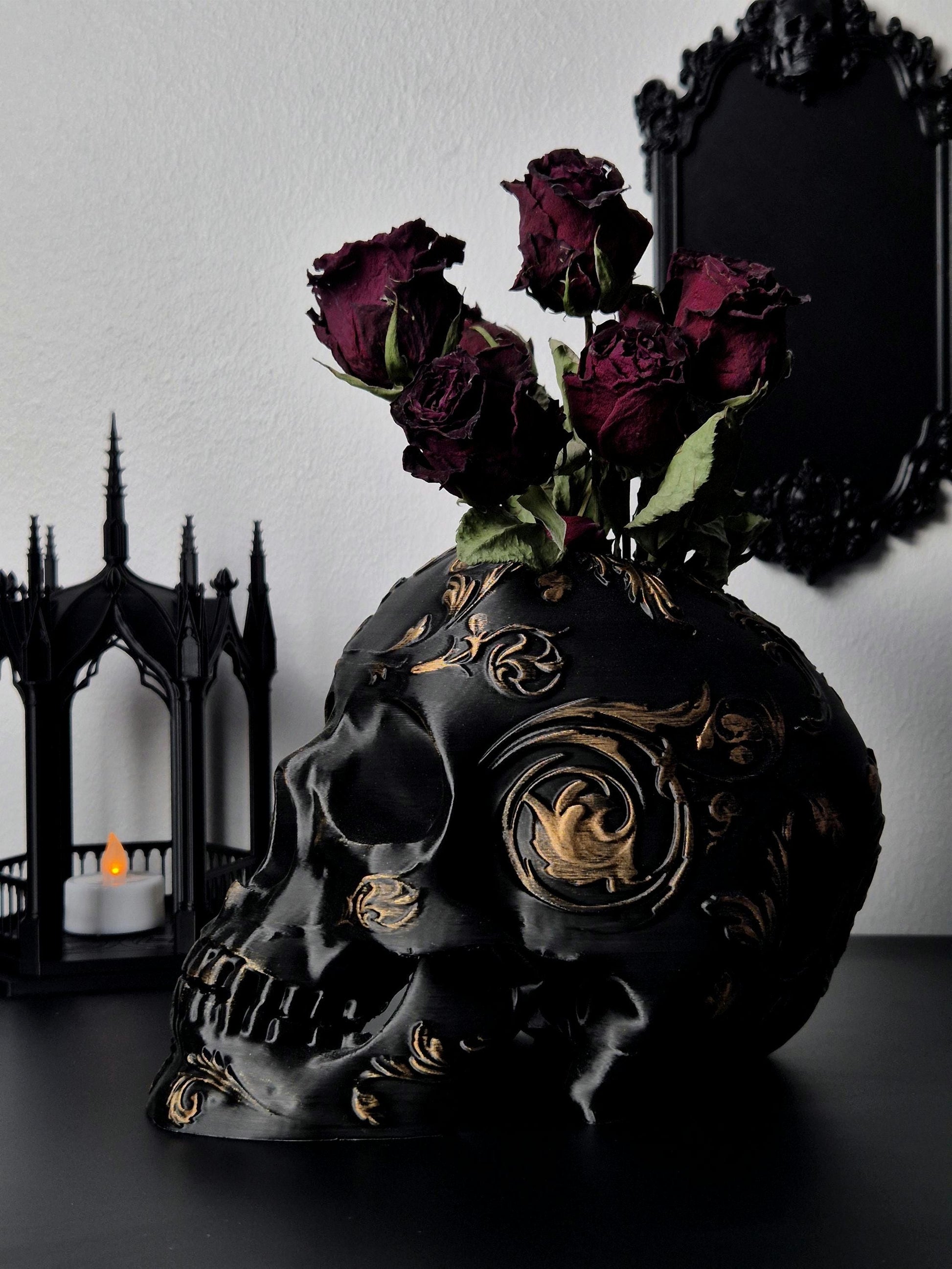 Gothic Victorian Vase "Immortelle"