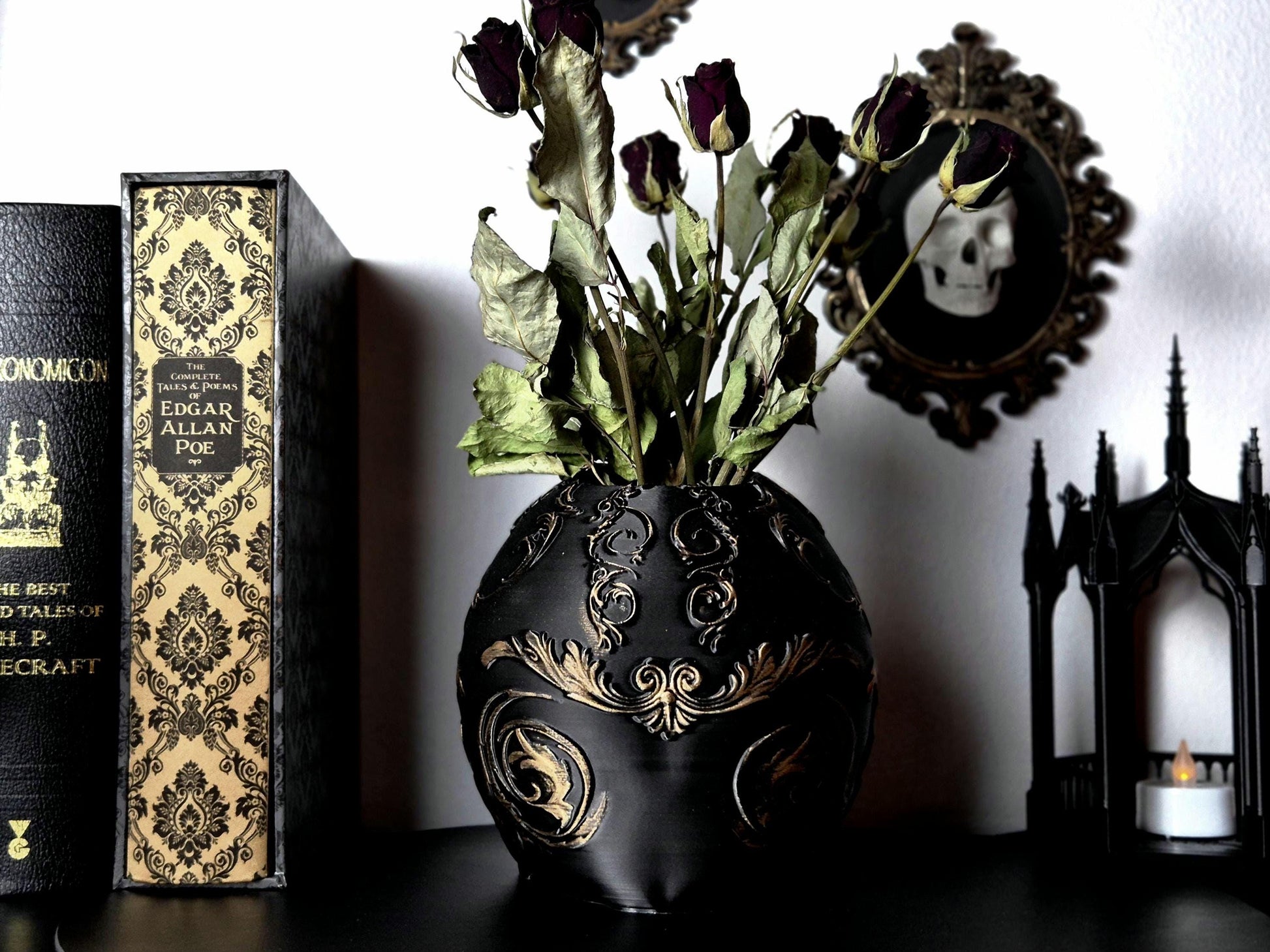 Gothic Victorian Vase "Immortelle"