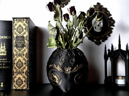 Gothic Victorian Vase "Immortelle"