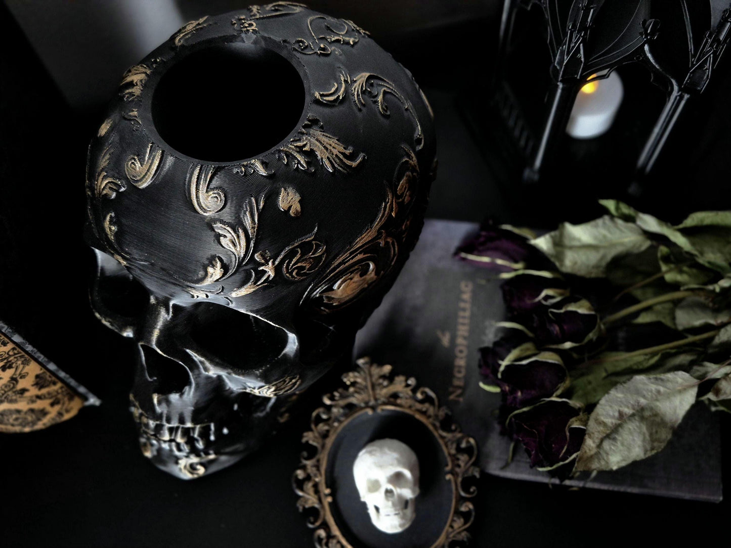 Gothic Victorian Vase "Immortelle"