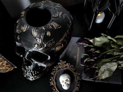 Gothic Victorian Vase "Immortelle"